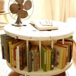 طاولات القهوة بأيديهم من الملفات