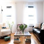 طاولة القهوة تفعل ذلك بنفسك من النافذة والكتب