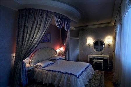 المظلة في شكل نصف دائرة