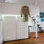 سرير خشبي أبيض فوق خزانة الملابس المدمجة