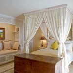 مظلة بيضاء تعلق على السقف