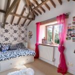 سرير أريكة أبيض مع أدراج