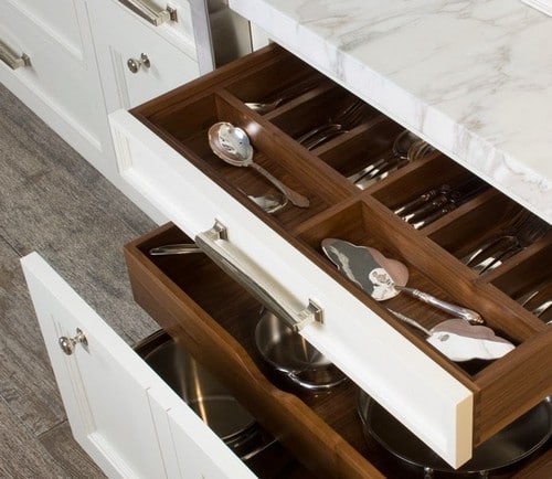 في صناديق يمكن العثور عليها بسرعة وسهولة.