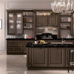 مطبخ واسع كبير مع أثاث مريح.