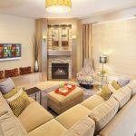 أريكة كبيرة مع وسائد ناعمة لمنطقة الضيف