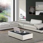 أريكة كبيرة مع ثلاثة أقسام