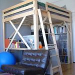 سرير خشبي تحت السقف في الطابق العلوي على الطراز الداخلي