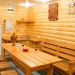 طاولة خشبية ومقاعد ورفوف تفعل ذلك بنفسك للاستحمام