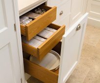 أدراج خشبية