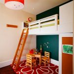 سرير الطفل مع الجانبين إلى السقف