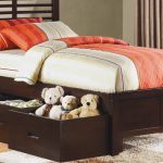 طفل رضيع مع أدراج