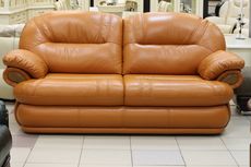 divany-klassicheskogo-stilya-ق-derevyannym-karkasom-ط-naturalnoj-obivkoj-sposobny-garmonichno-dopolnit-lyuboj-interer