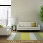 أريكتان صغيرتان في غرفة المعيشة الفسيحة