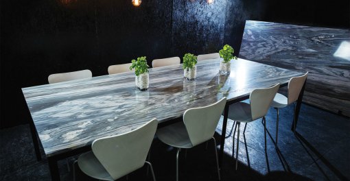 طاولة المؤتمر