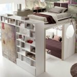 تصميم مثير للاهتمام مع سرير تحت السقف وخزانة ملابس وأريكة مدمجة