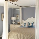 قضيب ستارة مع ستائر حول السرير