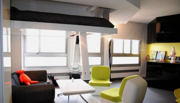 السرير تحت السقف في الشقة الذكية