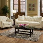 أريكة جميلة وكرسي في النمط الكلاسيكي