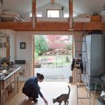 دور علوي الإبداعي في المناطق الداخلية من منزل ريفي