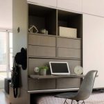 السرير والجدول المدمج في خزانة تشغل مساحة صغيرة