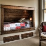 سرير وأدراج بنيت في الجدار