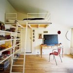 السرير فوق مدخل غرفة في سن المراهقة