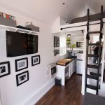 السرير فوق مدخل الغرفة تحت سقف المنزل