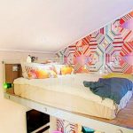 السرير تحت السقف وراء حاجز زجاجي