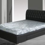 سرير ذو ظهر ناعم ودرج على الجانب