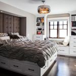 السرير ذو الأدراج الواسعة هو مثال للدقة والأناقة.