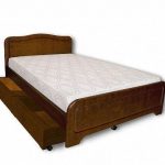 سرير مع أدراج على عجلات