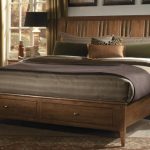 السرير مع الأدراج في النهاية