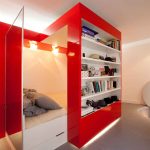 السرير في مكانه وراء خزانة