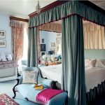 مظلة مربعة في قفص