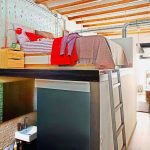 شقة على طراز لوفت مع سرير تحت السقف