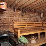 مقعد لغرفة البخار بأيديهم