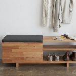 رف أنيق صغير مع حجرات مفتوحة ومغلقة