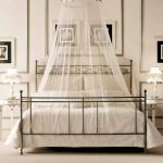 دائرة مظلة صغيرة فوق السرير