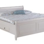 الأدراج الزخرفية الصغيرة تحت السرير.