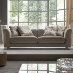 أريكة صغيرة بألوان السرير في غرفة المعيشة