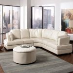 أريكة صغيرة مستديرة في غرفة المعيشة مع نوافذ بانورامية.