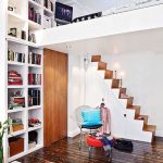 سرير كبير غير عادي تحت السقف