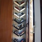 ترتيب غير عادي من الرفوف في شكل شجرة عيد الميلاد