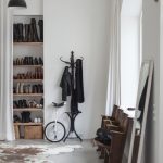 مكان للأحذية مع أرفف محلية الصنع