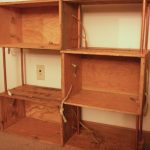 رف أحذية من الصناديق الخشبية بأيديهم