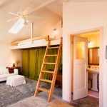 صنع أسرة تحت السقف في الداخل