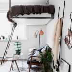 السرير الأصلي تحت السقف في غرفة المعيشة الداخلية