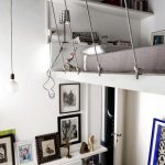 سرير أصلي أسفل السقف في غرفة صغيرة ذات سقوف عالية