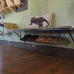 رف الأحذية بشكل غير عادي