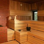 رفوف في حمام من الخشب بأيديهم